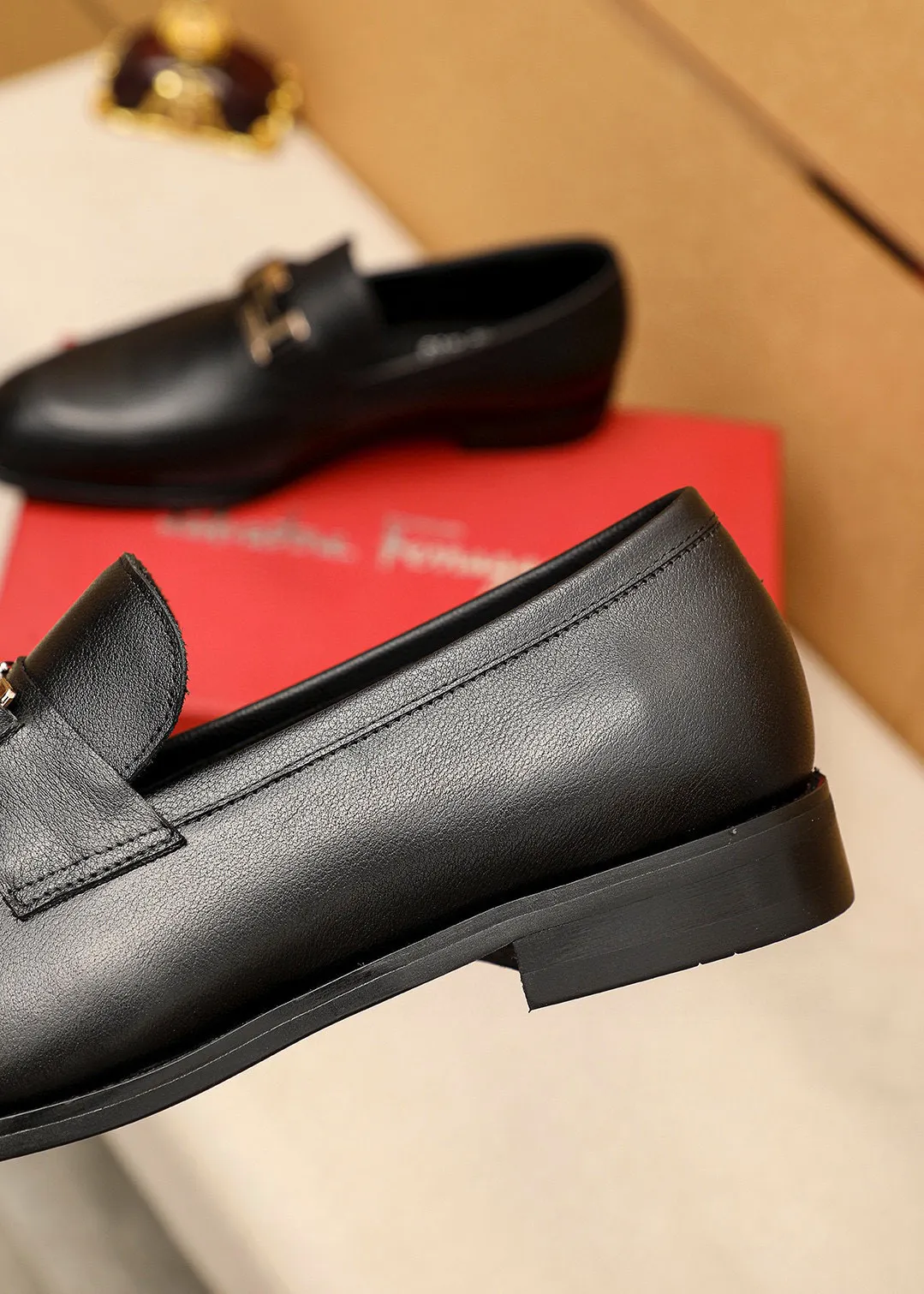 Men's shoes 💰460 💐 Product trademark: Ferragamo "Ferragamo" casual leather shoes Regular size: 38-44 (45.46🉑️customized) Product materials: Selected imported first-layer calfskin upper + luxury hardware buckle, imported water-dyed cowhide leather lining. Strong three-dimensional visual effect, original rubber outsole Color: 2⃣️colors available